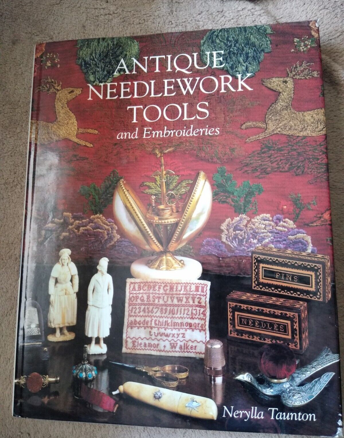 Antique Needlework Tools And Embroideries By Taunton, Nerylla (hardcover)